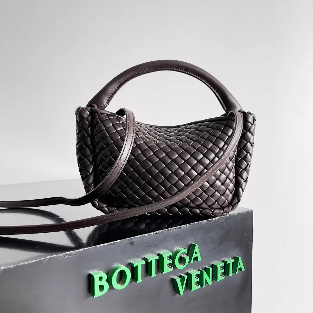 Batch 1760 BOTTEGA VENETA's new mini COBBLE bag. This season's mini Cobble series brings a new style of handbag. The body of the bag resembles the shape of a "Yuanbao", giving you good luck throughout autumn and winter! This Yuanbao bag is made of three pieces of quilted cotton and has an unlined body, showing its quiet power. The bag is carefully designed to create a three-dimensional look. The joints and edges are decorated with lambskin strips to create a sense of simplicity. The handbag is not lined, so you can directly appreciate the consistent lambskin on the outside and inside. It is beautiful both inside and outside. The top handle of this handbag is made of leather-wrapped rope and is quite sturdy. The detachable shoulder strap is secured by a leather buckle inside the bag. Can be carried by hand, carried on the shoulder or cross-body, very easy to match! Style number: 805739 Size: 23*11*8cm